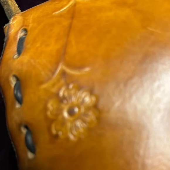 Classic Tan Handmade Leather Shoulder Bag with Brass Clasp - Picture 3 of 7